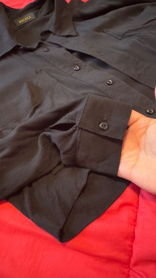 Blusa corta negra de manga larga