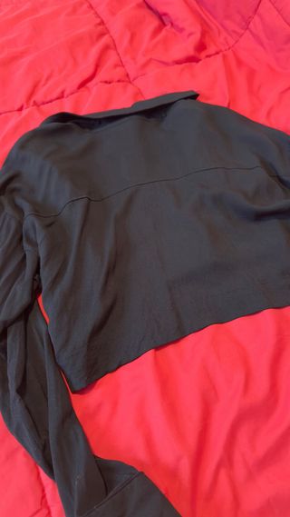 Blusa corta negra de manga larga