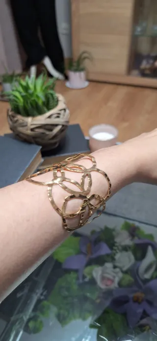 Brazalete dorado abierto diseño círculos