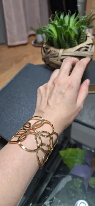 Brazalete dorado abierto diseño círculos