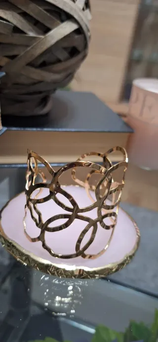 Brazalete dorado abierto diseño círculos