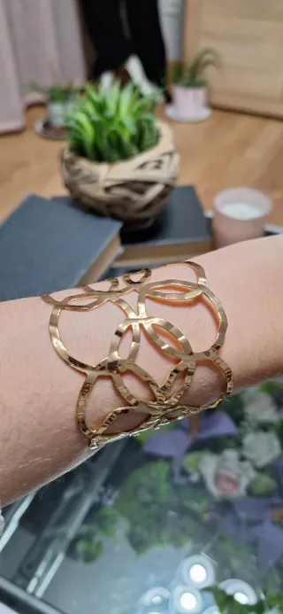 Brazalete dorado abierto diseño círculos