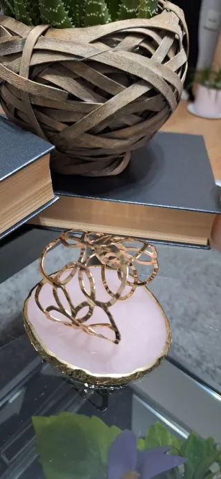 Brazalete dorado abierto diseño círculos