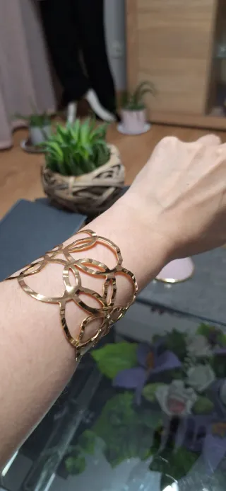 Brazalete dorado abierto diseño círculos