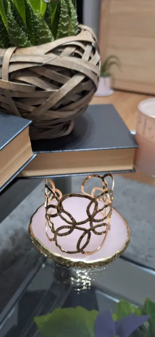 Brazalete dorado abierto diseño círculos