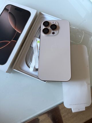 iPhone 16 Pro 128 GB Oro Titanio