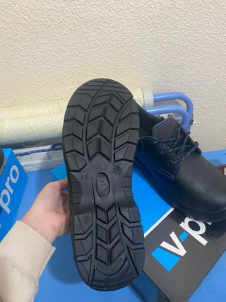 Zapatos de seguridad negros.