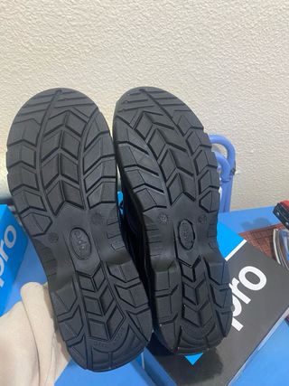 Zapatos de seguridad negros.