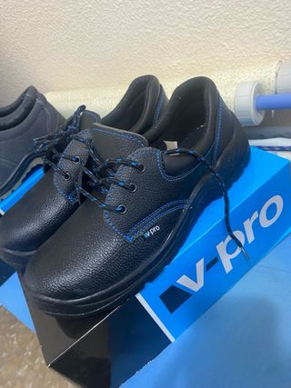 Zapatos de seguridad negros.
