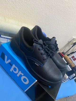 Zapatos de seguridad negros.