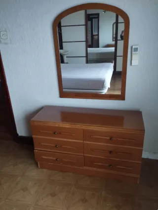 Cómoda con espejo, cabecero y 2 mesillas
