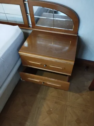 Cómoda con espejo, cabecero y 2 mesillas