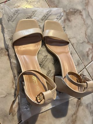 Zapatos de tacón beige