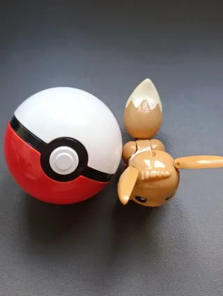 Bola Pokémon y figura
