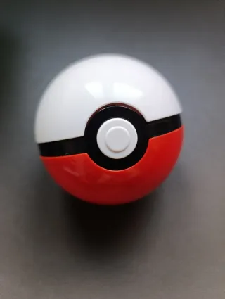 Bola Pokémon y figura