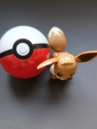 Bola Pokémon y figura