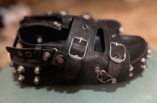 Sandalias negras piel hebillas tachas 37