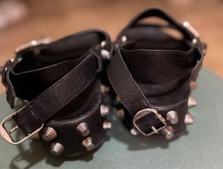 Sandalias negras piel hebillas tachas 37