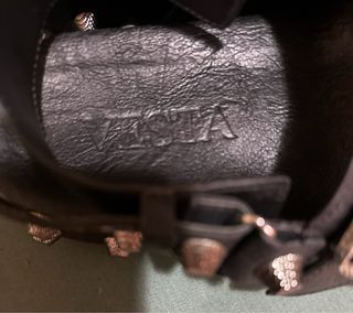 Sandalias negras piel hebillas tachas 37