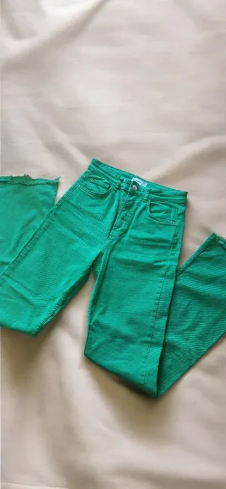 Pantalón acampanado Stradivarius verde talla 36
