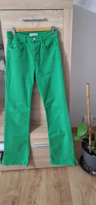 Pantalón acampanado Stradivarius verde talla 36