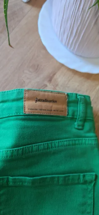 Pantalón acampanado Stradivarius verde talla 36