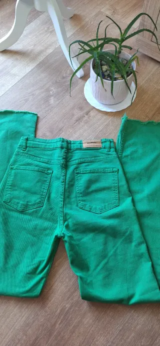 Pantalón acampanado Stradivarius verde talla 36