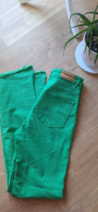 Pantalón acampanado Stradivarius verde talla 36