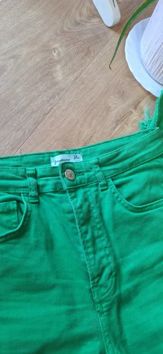 Pantalón acampanado Stradivarius verde talla 36