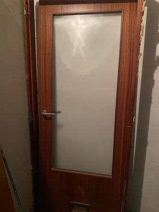 Puerta de madera con cristal esmerilado