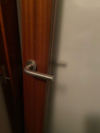 Puerta de madera con cristal esmerilado