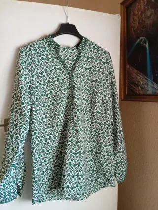 Blusa verde y blanca estampada