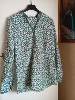 Blusa verde y blanca estampada