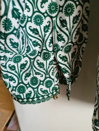 Blusa verde y blanca estampada