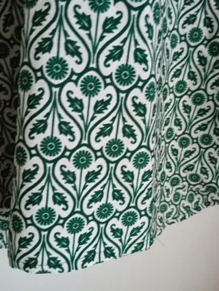 Blusa verde y blanca estampada