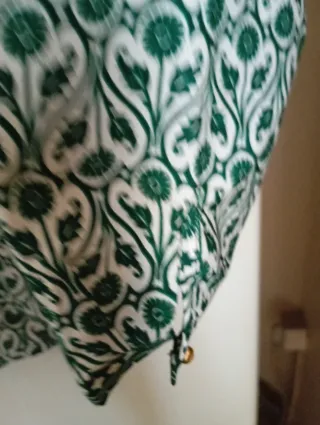 Blusa verde y blanca estampada