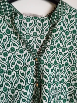 Blusa verde y blanca estampada