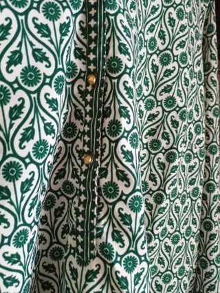 Blusa verde y blanca estampada