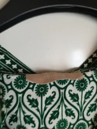 Blusa verde y blanca estampada