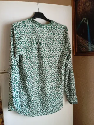Blusa verde y blanca estampada