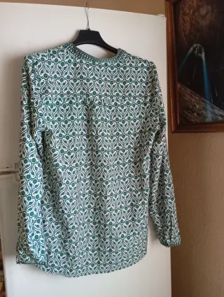 Blusa verde y blanca estampada
