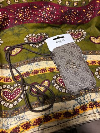 Capa Guess GUHCP12M4GPSBR