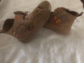 Botas altas bordadas a mano