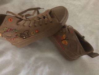 Botas altas bordadas a mano