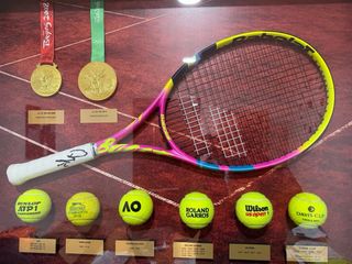Cuadro Rafa Nadal: Raqueta Firmada y Medallas