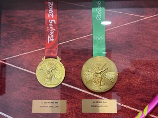 Cuadro Rafa Nadal: Raqueta Firmada y Medallas