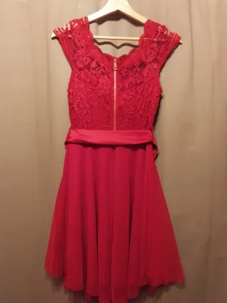 Vestido rojo para fiesta o evento y pamela