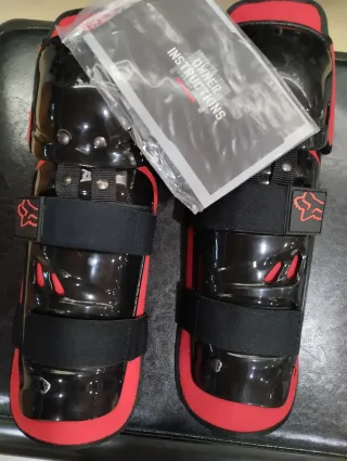 Rodilleras/Espinilleras Fox Negras y Rojas