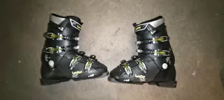 Botas de esquí negras.