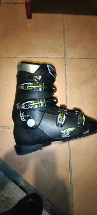 Botas de esquí negras.